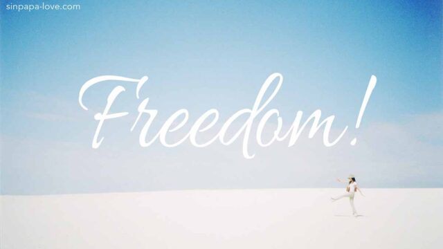 Freedom!白い砂漠で元気に歩く女性の写真