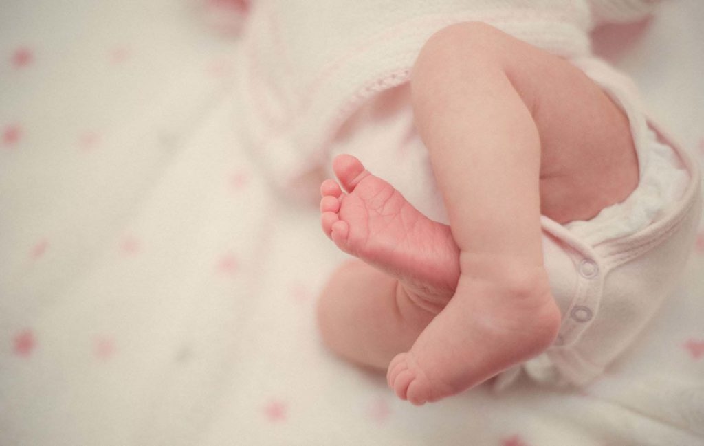 生まれたての赤ちゃんの足の写真