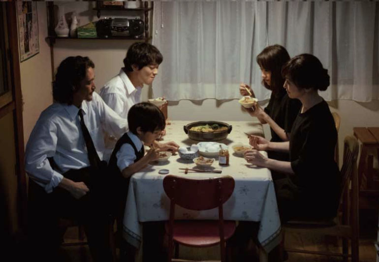 母と３人の子供に、長男の息子も加わった通夜の食卓の写真