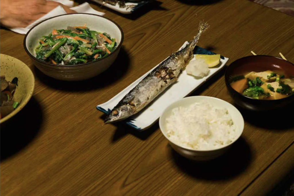 夕食の秋刀魚の写真